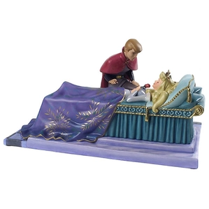 WDCC Disney Classics_Sleeping Beauty Prince Phillip And Princess Aurora Love's First Kiss